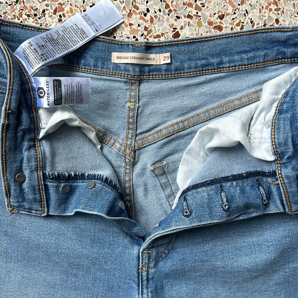 Levi’s Ribcage Straight Ankle - Distressed - Picture 2 of 7